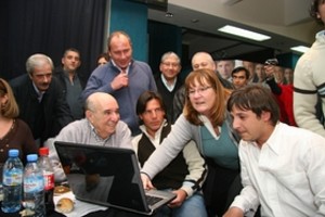 ELLITORAL_16256 | Mauricio Garín Sebastián Pignata, junto a su abuelo, Alberto Maguid, conmocionado por el triunfo. También aparecen el Dr. Wagner y el dirigente Molina, entre otros