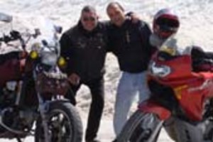 Corresponsalía San Carlos Héctor y Beto, en una de las etapas del viaje, cuando cruzaron por la cordillera chilena