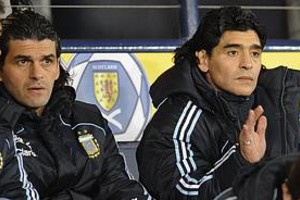 ELLITORAL_10057 |  AFP Maradona y Alejandro Mancuso en el banco.