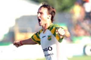 Télam. Festejo de  avioncito  para este Defe que peleando por no estar abajo, está arriba.