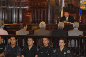 Telam Télam Buenos Aires, 18/12/07Algunos de los siete represores que fueron condenados junto Nicolaides fue a quien le dieron 25 años de prisión por el secuestro y la desaparición de montoneros, escuchan la sentencia.Foto: Tito La Penna/Télam/jcp