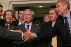 DyN El PJ disidente y el macrismo unieron fuerzas y criterios para oponerse al cambio del cronograma electoral. El interbloque estará compuesto por los diputados de Macri, Solá, de Narváez y Rodríguez Saá.