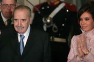 CARLOS GRECO DYN45 BUENOS AIRES 01/10/08, LA JEFA DE ESTADO, CRISTINA FERNANDEZ DE KIRCHNER, JUNTO AL EX PRESIDENTE RAUL ALFONSIN, AL INGRESAR AL ACTO EN SU HOMENAJE EN EL QUE SE DESCUBRIO UN BUSTO CON SU IMAGEN. FOTO:DYN/CARLOS GRECO.