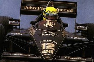 Ayrton Senna a bordo de un Lotus, escudería en la que compitió en la segunda mitad de la década del 80'.