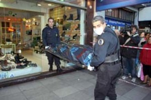 DyN El homicida se suicidó arrojándose al vacío desde un edificio. Cayó adentro de una zapatería.