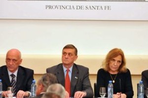 ELLITORAL_6488 | Telam El gobernador de Santa Fe, Hermes Binner, flanqueado por la vicegobernadora, Griselda Tessio, y el ministro de Gobierno y Reforma del Estado, Antonio Bonfatti.