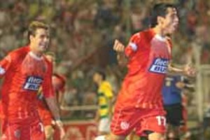 Flavio Raina 3-0: golazo de Márquez. Gugnali mandó al pibito de las inferiores en lugar de Zárate, el  Cuqui  robó una pelota en la salida de Defensa y definió como los dioses. Acomodó el cuerpo, le pegó con la parte de afuera del pie derecho y marcó un golazo. Su primer gol en el profesionalismo... por eso lo grita así.