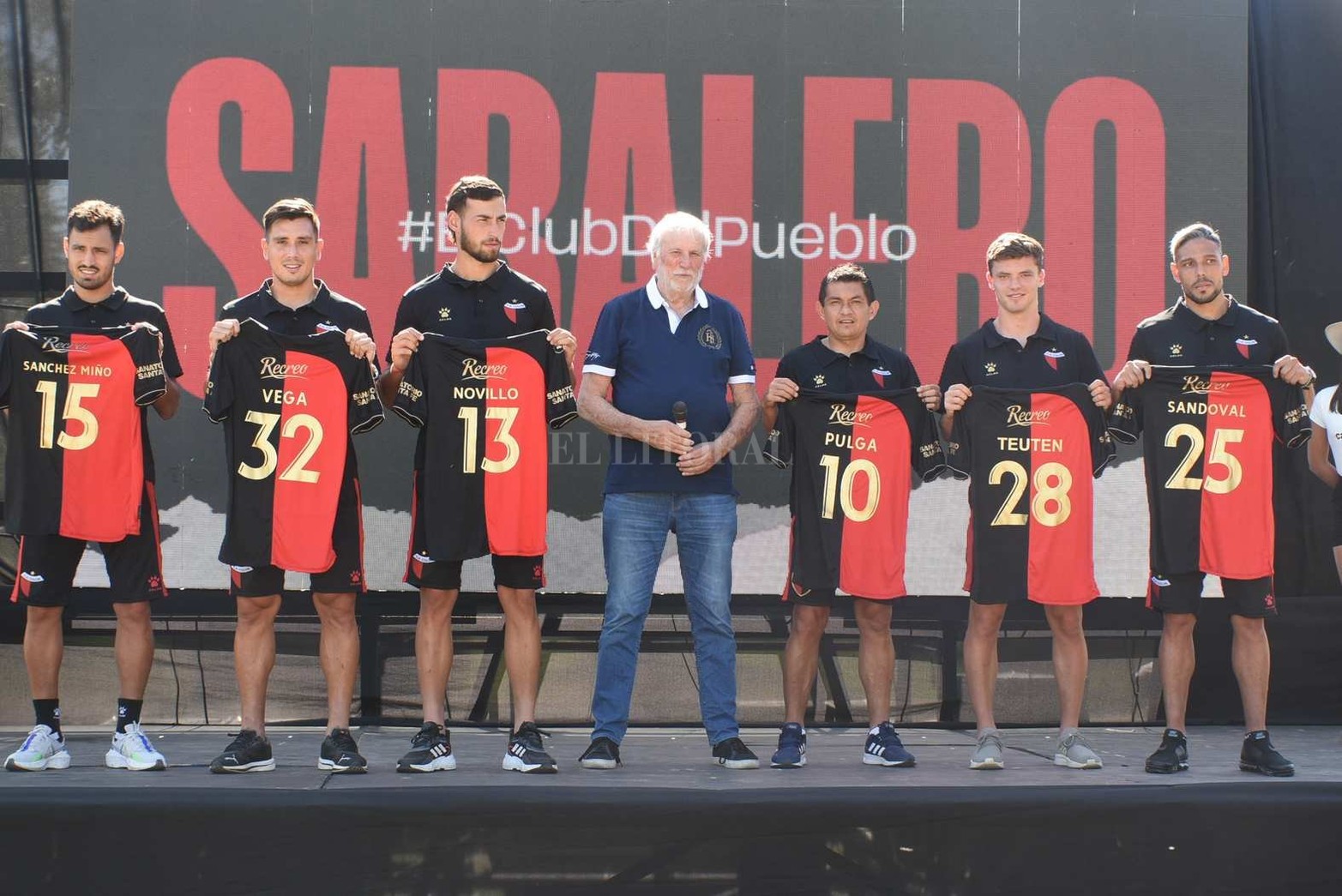 Colón presentó seis de los ocho refuerzo que contrató para este semestre. Faltaron a la foto el delantero Ramón Ávila y el arquero Matías Ibáñez.