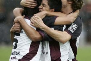 Telam QUI102. CUENCA (ECUADOR), 20/03/08.- Los jugadores del Lanus de Argentina Sebastián Salomón (i), Germán Cano (c) y Agustin Pelletieri festejan hoy, 20 de marzo de 2008, el primer gol anotado ante el Cuenca, por la Copa Libertadores de América que se realiza en Cuenca (Ecuador). EFE/José Jácome