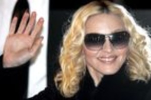 EFE WOI01 BERLIN (ALEMANIA), 13.02.08.- La cantante estadounidense Madonna saluda a su llegada a la 58 edición del Festival Internacional de Cine de Berlín, Alemania, hoy miércoles 13 de febrero, para presentar su primera película como directora, "Flith and wisdom". EFE/Jan Woitas