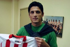 Luis Cetraro Claudio Guerra ?junto a Renzo Vera? mostrando la camiseta alternativa diferente que tendrá Unión para esta temporada.