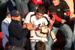 ELLITORAL_1433 |  Luis Cetraro Este es el sujeto que detuvo la policía tras arrojar una botella plástica que impactó en Sand