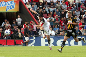 Flavio Raina. No los hace... pero los fabrica: el  Chipi  Darío Gandín se vistió de  10  en San Juan y metió dos asistencias de gol, una para Ramírez y otra para Cardetti. Los tres puntas están confirmados.