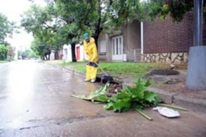 ELLITORAL_4813 |  El Litoral Caudrillas municipales recorren los barrios para limpiar las bocas de tormenta