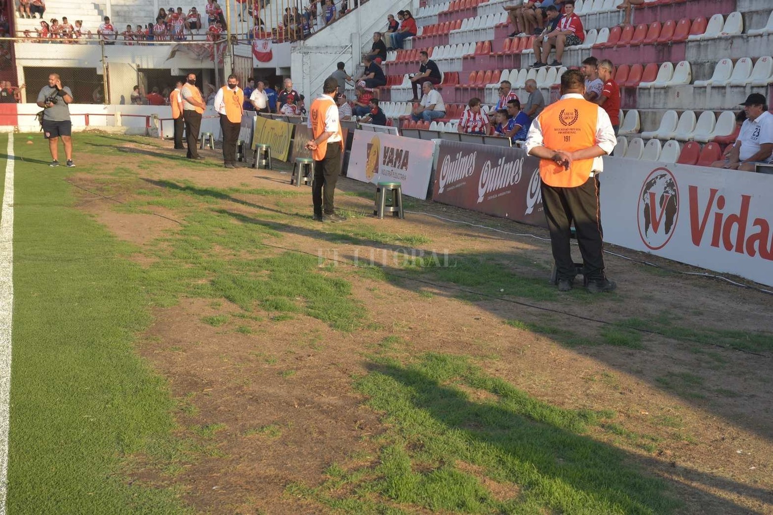 Nueva fisonomía en la cancha de Unión. Debido a las exigencias de la Conmebol para disputar la copa Sudamericana, Unión debió eliminar el foso de agua. La norma impuesta por el ente Sudamericano, se debe a que no había espacio suficiente para que los suplentes puedan entrar en calor.