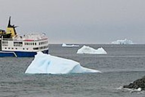 EFE El buque de Bahamas logró zafar anoche de su encalladura.