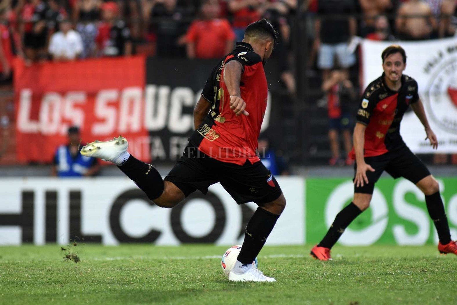 Colón le ganó a Barracas Central por 2 a 1 y llegó a 10 puntos disputada cuatro fechas.