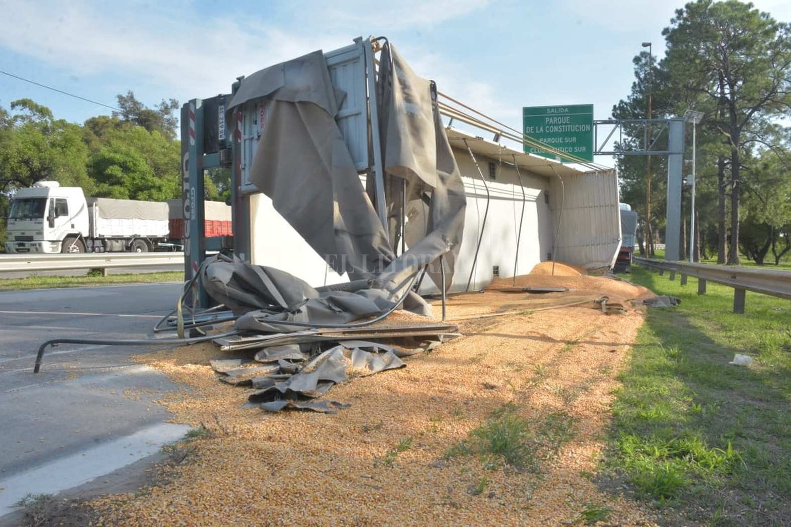 En circunvalación Constitución Nacional, un camión cargado de maíz volcó parte de su carga del acoplado cerca de las 5.30 am.