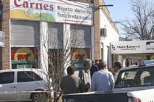 ELLITORAL_2056 |  Archivo Este es el lugar donde asesinaron a Laracca, al fondo de la imagen se observa su nombre en el cartel de su negocio.