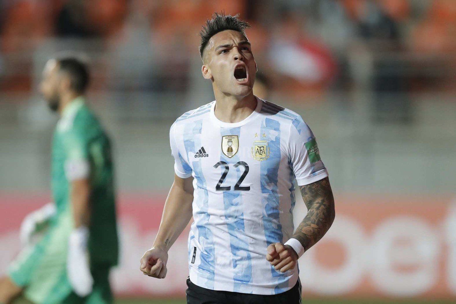 Por las eliminatoria para ingresar al Mundial de fútbol, Argentina venció 2 a 1 a Chile. Lleva 28 partidos sin perder.