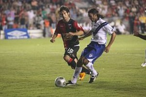ELLITORAL_16721 |  Pablo Aguirre Se volverán a ver las caras Lucas Acosta de Colón y Fabián Cubero de Vélez, este domingo en el Cementerio de los Elefantes. Por ahora, a las ocho de la noche, pero por las dudas hay que esperar hasta hoy.
