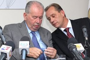 Fredy Heer Juntitos, los dos juntitos: Julio Humberto Grondona y Germán Eduardo Lerche, presidente de AFA y Colón, respectivamente. Dos figuras inseparables.