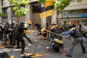 Telam Télam Buenos Aires 12/11/07Graves incidentes entre la Guardia de Infanteria de la  Policia Federal con manifestantes de los gremios de taxistas, colectiveros y camioneros en los alrededores de la legislatura porteña, que hubo en total once uniformados heridos por los incidentes, seis de los cuales fueron atendidos en el lugar mientras los otros cinco fueron derivados, uno en grave estado, al hospital Churruca. Foto: Tito La Penna/Télam/jcp