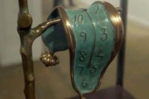 Escultura de Salvador Dalí Nuestro reloj, nuestro horario