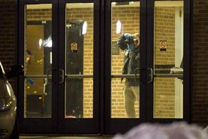 AFP THM13. DEKALB (EEUU), 14/02/08.- Agentes del FBI recolectan evidencias en el edificio Hall de la Universidad del Norte de Illinois hoy, 14 de febrero 2008, en Dekalb, Illinois (EEUU), luego que un hombre abrió fuego en el salón de conferencias, mató a cinco personas e hirió a 17 más antes de suicidarse. EFE/TANNEN MAURY