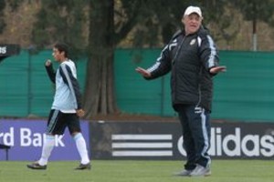 MARTIN ZABALA DYN05, BUENOS AIRES, 28/05/08, EL DT "COCO" BASILE, EN EL ENTRENAMIENTO DE LA SELECCION EN EL PREDIO DE LA AFA EN EZEIZA. FOTO:DYN/MARTIN ZABALA.