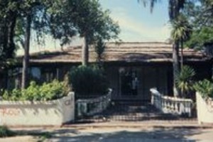 Foto: Arq. Adriana Pritz Inicios de la década del ?90. Se le introducen modificaciones en el ingreso y en el techo.