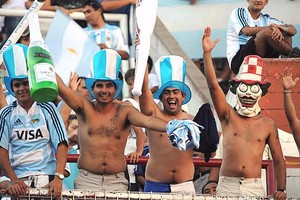 Télam Los hinchas nacionales le pusieron color a la tribuna.