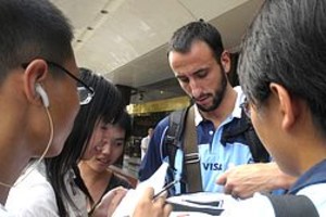 DYN/VILLARPRESS Manu Ginóbili es acosado por los fanáticos en Oriente