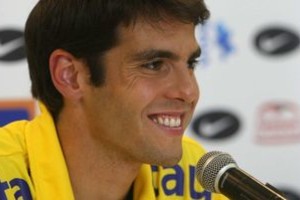 EFE El jugador de la selección brasileña Ricardo Izecson Santos Leite Kaká habla durante una conferencia en Recife (Brasil), en la que admitió que ya es nuevo jugador del Real Madrid de España.