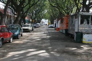 Guillermo Di Salvatore En calle Gutiérrez, ocho puestos de comida atienden a trabajadores de la zona; algunos piensan en cerrar.