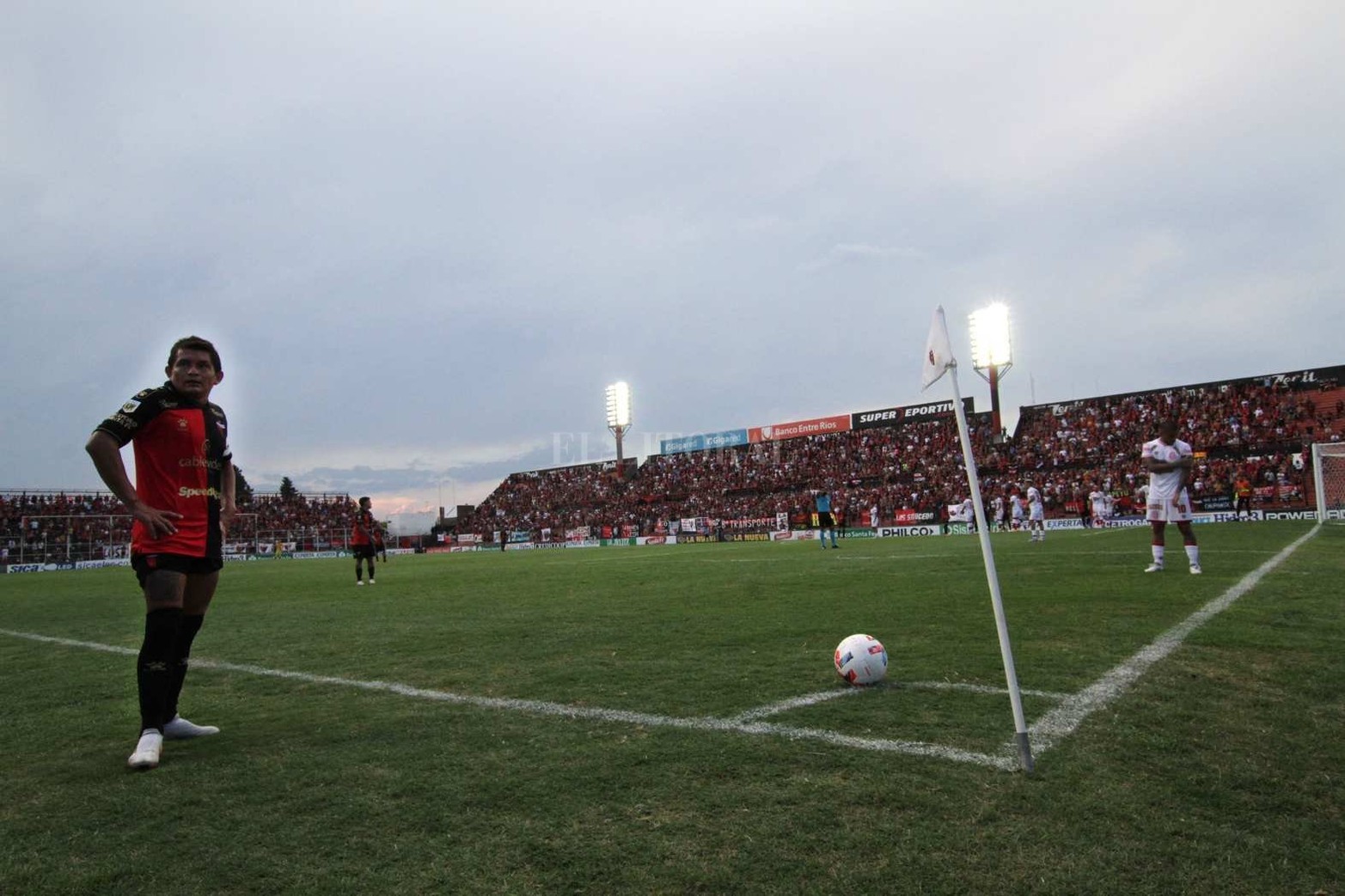 Colón le ganó a Barracas Central por 2 a 1 y llegó a 10 puntos disputada cuatro fechas.
