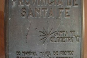 Amancio Alem La pieza de bronce destaca a Santa Fe como punto de origen de los caminos provinciales.