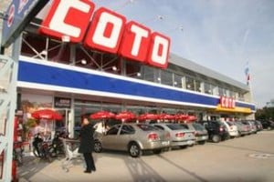 Guillermo Di Salvatore El moderno supermercado también cuenta con un bar, el Coto Express.