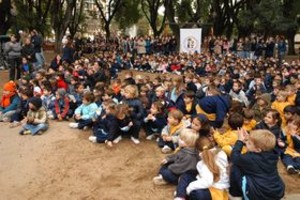 Néstor Gallegos. Los niños le pusieron color y sonrisas a la gris jornada.