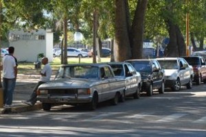 Néstor Gallegos. En plaza Alberdi, una larga fila de remises truchos esperan su turno para salir a captar a sus clientes.