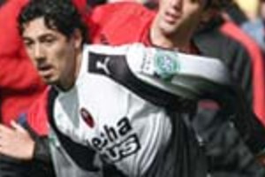 Luis Cetraro Marca y juega. Jerez (aquí en uno de sus primeros partidos en Colón) se ganó la confianza del entrenador y quedó como encargado de la punta derecha de la defensa.