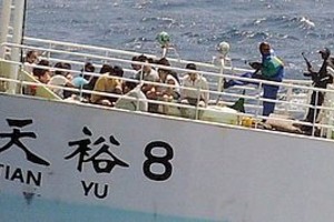 Foto: AGENCIA EFE Entre las embarcaciones que los piratas somalíes tienen secuestradas se encuentra el pesquero chino Tian Yu 8, con toda su tripulación también cautiva.