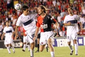 Flavio Raina Claudio Enría ingresó para disputar el segundo tiempo frente al  Lobo  y se paró de  wing  derecho. Corrió mucho.