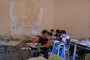 Luis Cetraro En la escuela República Argentina, la humedad está haciendo estragos en las paredes de las aulas, donde además el espacio es insuficiente para una matrícula de alumnos que creceo.
