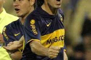 EFE BAS17. BUENOS AIRES (ARGENTINA), 14/05/08 - Julio Cáceres (D) y Sebastián Battaglia (I), del Boca Juniors de Argentina, celebran tras anotar un gol ante el Atlas de México, durante el partido de ida de los cuartos de final de la Copa Libertadores de América, disputado hoy, 14 de mayo de 2008, en el estadio del club Vélez en Buenos Aires, Argentina. EFE/Leo La Valle