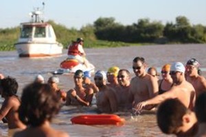 ELLITORAL_11758 |  Pablo Aguirre Con paisaje santotomesino. Los protagonistas del sprint demostración de la víspera, momentos antes de la largada en el circuito boyado del balneario municipal.