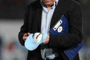 ELLITORAL_9340 |  AFP Argentina's football team coach Alfio Basile leaves the field dejectedly after losing to Chile 1-0 in their FIFA World Cup South Africa-2010 qualifier football match at the National Stadium in Santiago on October 15, 2008. AFP PHOTO / Claudio Santana