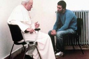 - Ali Agca atentó contra Juan Pablo II el 13 de mayo de 1981, disparándole e hiriéndolo gravemente cuando circulaba en el papamóvil por la plaza San Pedro, en el Vaticano. Dos años después, el Santo Padre lo visitó en la cárcel y lo perdonó.