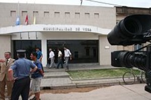 Mauricio Garín En el edificio municipal, y con las cámaras de los canales nacionales en vivo , velaban a Seco Encina.