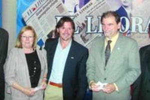 Exequiel Kay El presidente del Cicae, Néstor Collomb; la intendenta de Esperanza, Ana Meiners; José Caputto, directivo de El Litoral; el ministro de la Producción, Juan José Bertero, y el senador Rubén Pirola en el stand del diario en la muestra.